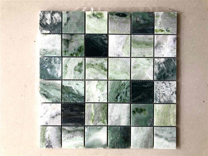 Carreaux de marbre de dosseret de mosaïque carrée vert émeraude et blanc